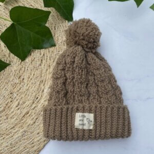 Babymutsje Stoer Merinowol handgebreid in kleur Coffee voor 0–3 maanden