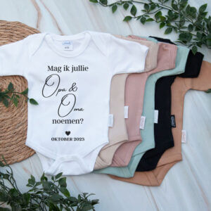 Gepersonaliseerde babyromper met de tekst “Mag ik jullie opa en oma noemen?” bedrukt met maand en jaartal