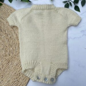 Handgebreide babyromper van Merinowol in crème kleur, maat 50/56