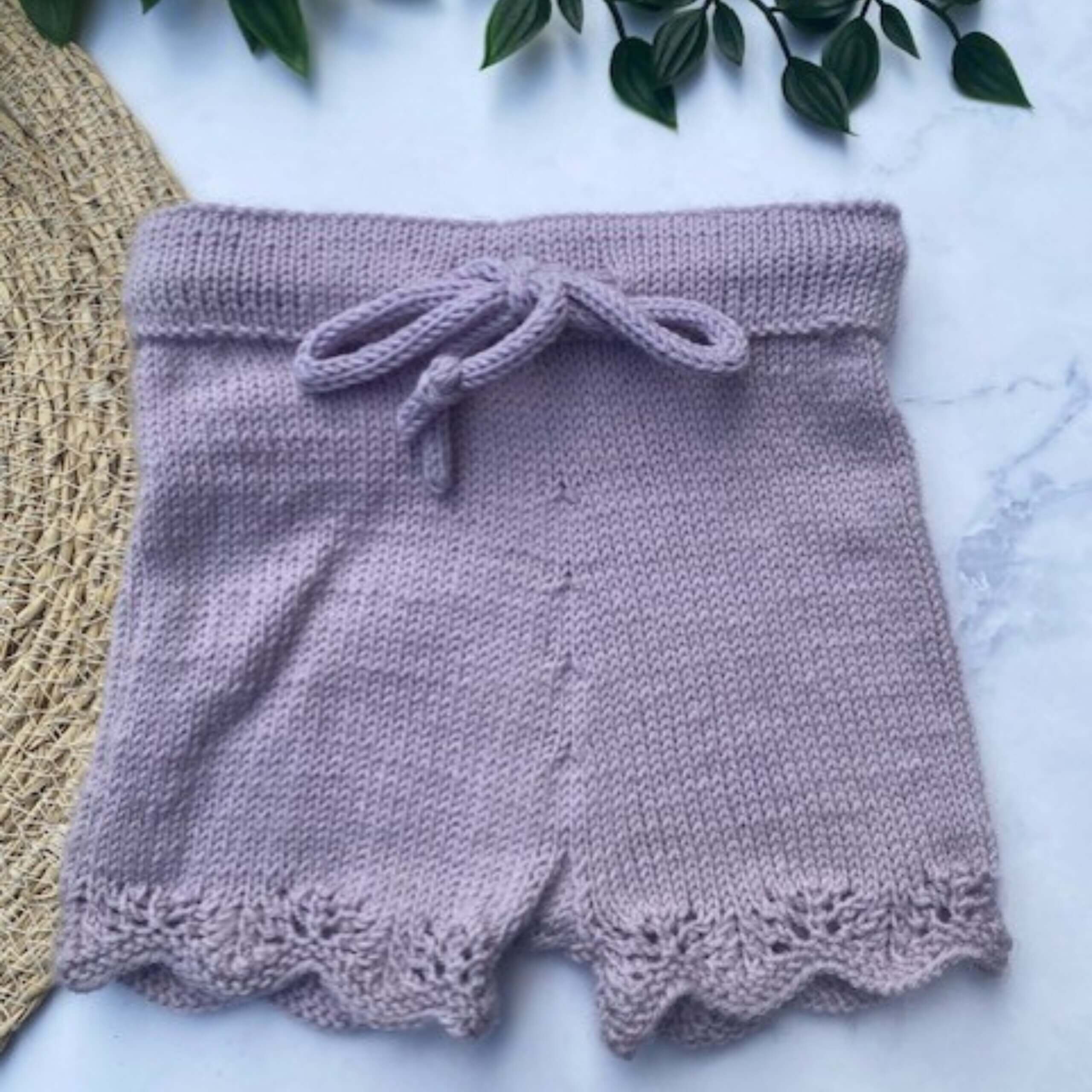 Gebreid baby shortje Blossom lila met randje – maat 62/68