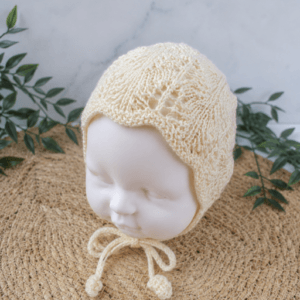 Gebreid babymutsje | Bonnet | met kantrand en strikkoordje | Merinowol