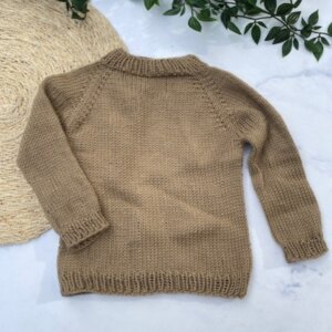 Gebreid babytruitje Merinowol lichtbruin – Little & Sweet